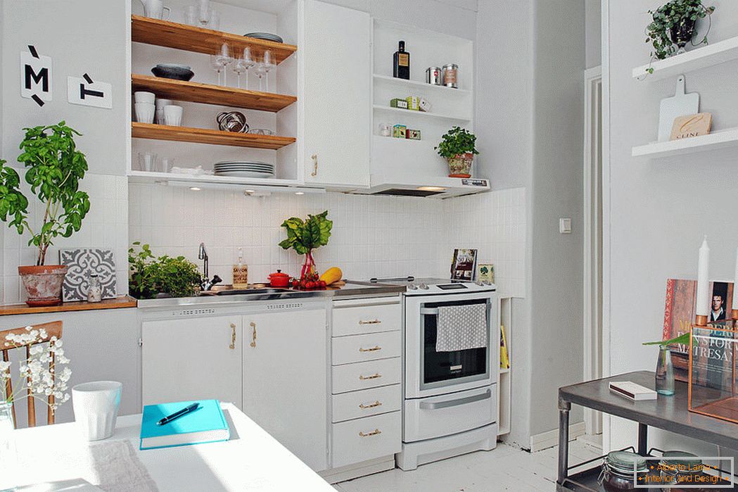 Innenraum einer kleinen Küche in der weißen Farbe