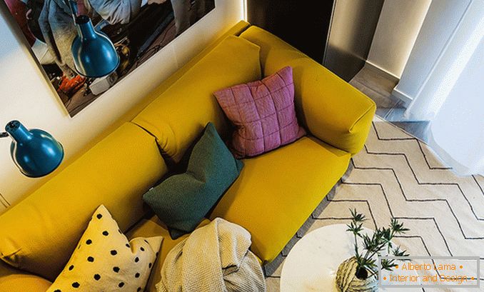 Wohnzimmer eines kleinen Studio-Apartment in Schweden