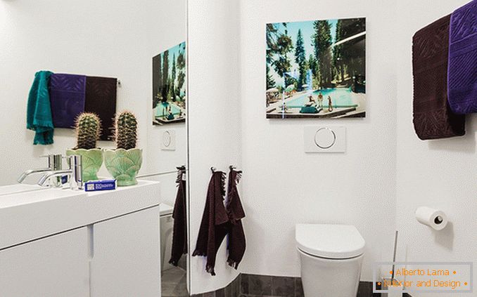 Badezimmer in der weißen Farbe eines kleinen Studioappartements in Schweden