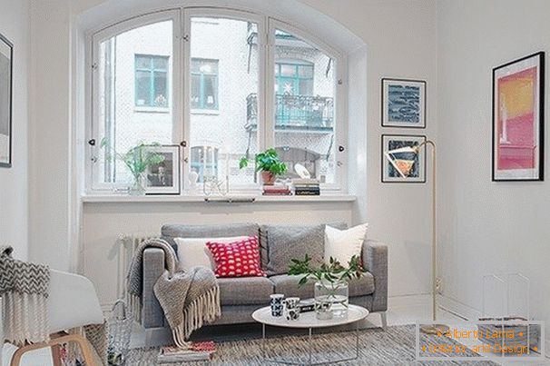 Wohnzimmer einer kleinen Wohnung im skandinavischen Stil