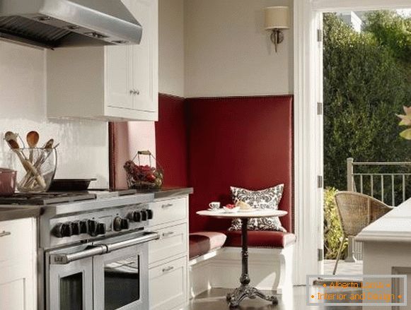 Essbereich in der Küche - Design in Rot- und Weißtönen