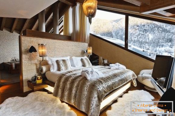 luxuriöses Schlafzimmer mit Blick auf den Berg