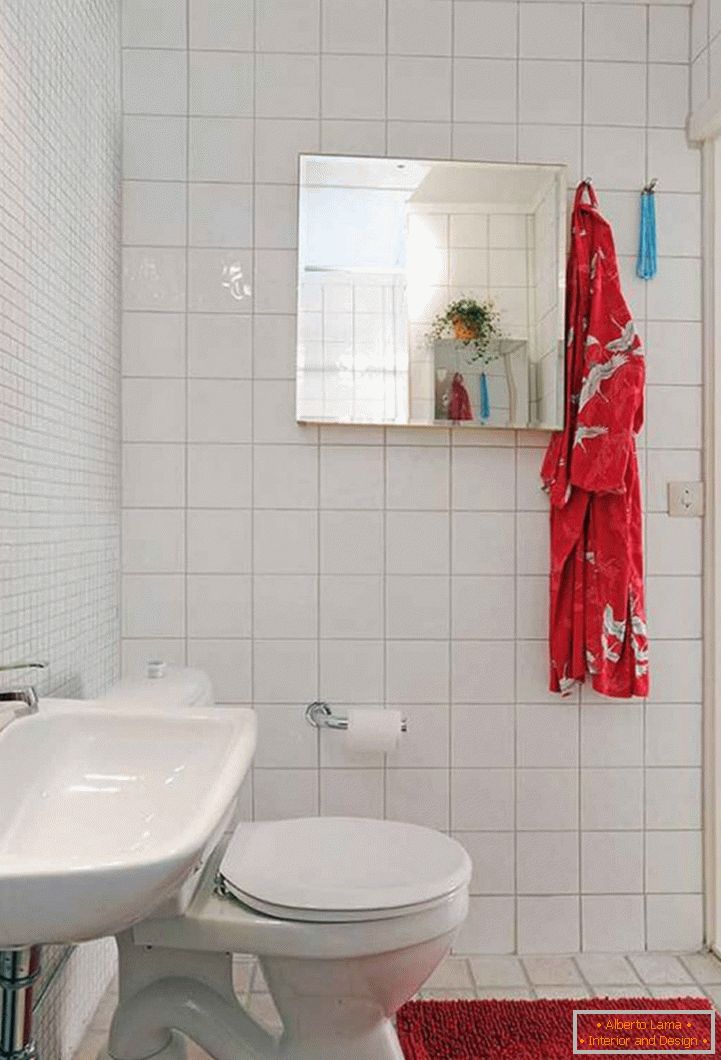 interesting-Klein-Bad-Design-with-toilet-and-washing-stand-plus-red-bath-mat-on-white-tiles-flooring-as-well-as-mirrored-recessed-medicine-cabinets-744x1095