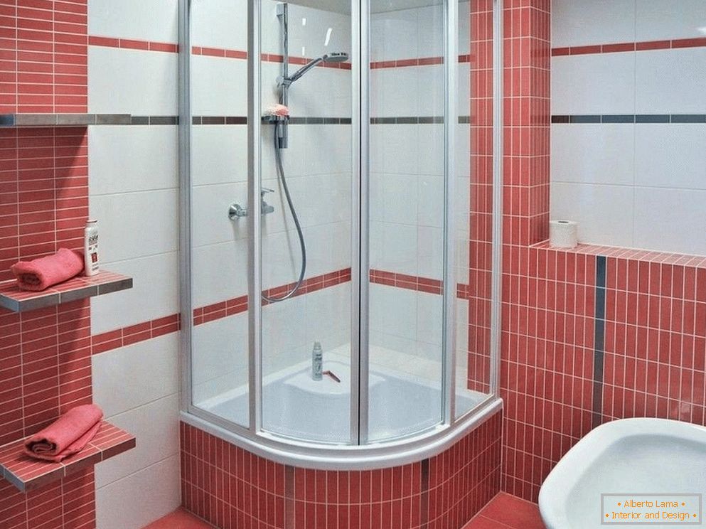 Duschkabine im weißen und rosa Badezimmer