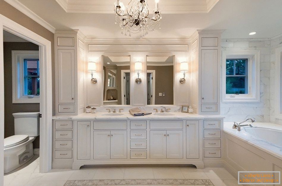Multi-Level-Decke im Badezimmer im klassischen Stil