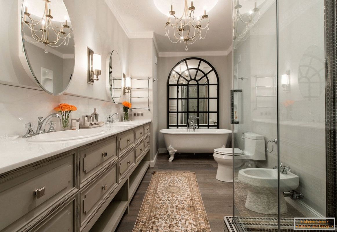 Sanitär im Badezimmer im klassischen Stil
