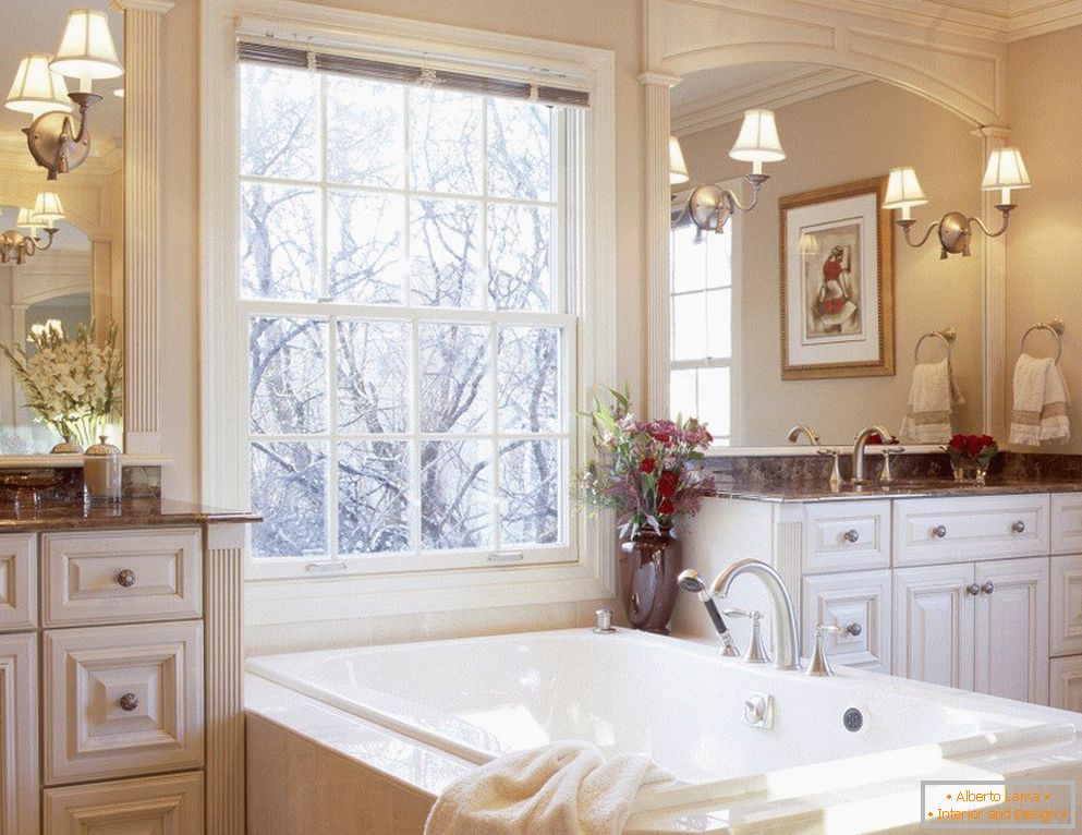 Interieur in einem klassischen Stil mit einem Badezimmer am Fenster