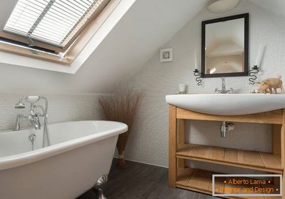 Schönes kleines Badezimmer im Loft-Stil