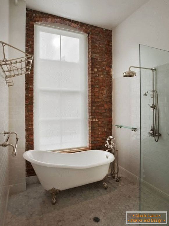 Loft Style Badezimmer - kleiner Bereich mit Badewanne und Dusche