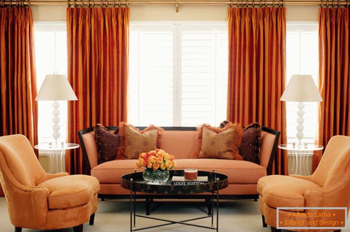 Ein Beispiel für eine ideale Kombination von transluzenten römischen Vorhängen und schweren Teppichvorhängen unter der Farbe des Wohnzimmers und der Möbel.