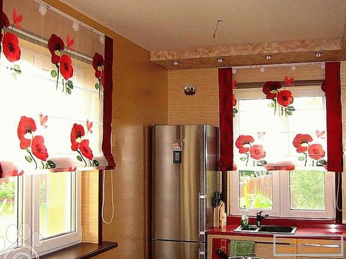 Eine fröhliche Küche mit durchscheinenden Vorhängen mit leuchtend roten Blumen.