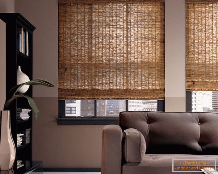 Hebevorhänge aus Bambus - eine nicht standardisierte Variante der Inneneinrichtung eines modernen geräumigen Wohnzimmers oder Büros.