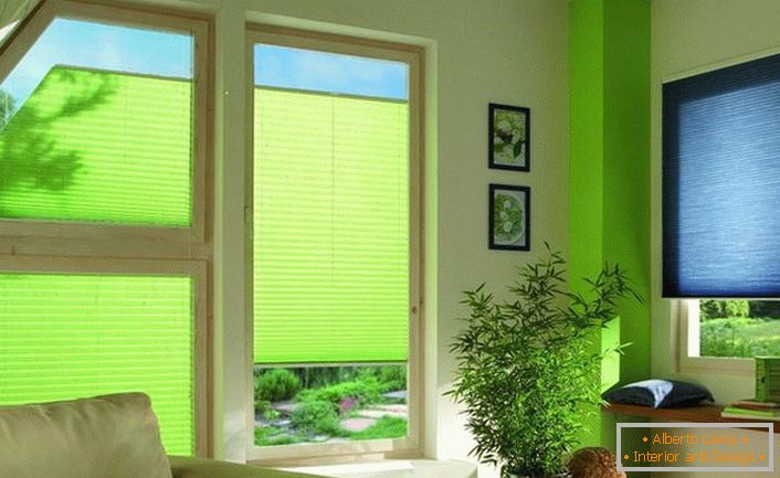 Semitransparente Vorhänge aus plissiertem Gefieder sind harmonisch in den Raum im Dachgeschoss eines Landhauses integriert.