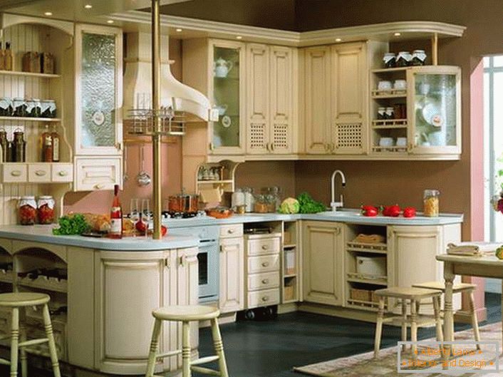 Schöne, komfortable, bewohnbare Küche im provenzalischen Stil.