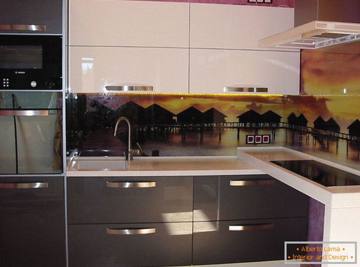 Küche im High-Tech-Stil. Auf dem Foto rechts ist die Induktionsplatte sicher und wirtschaftlich.