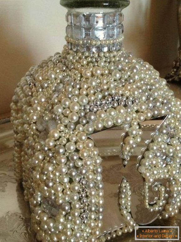 Vase aus einer Glasflasche und Perlen von eigenen Händen
