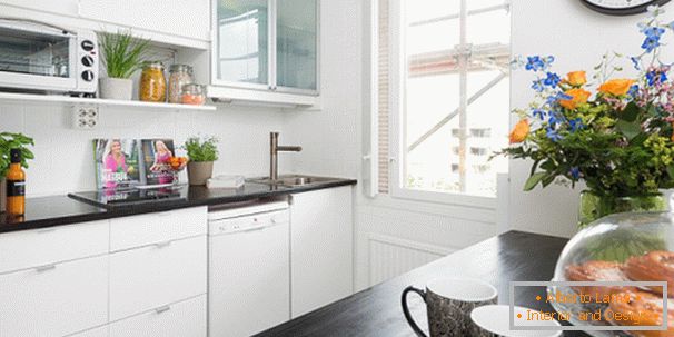 Küche in Weiß mit schwarzen Akzenten