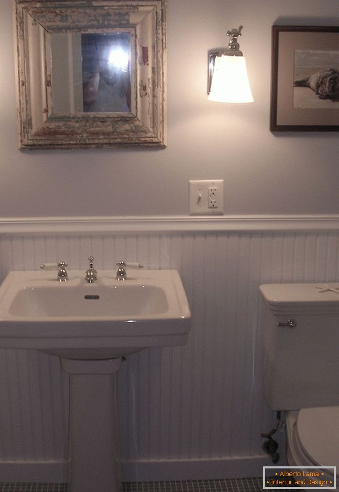 Ein Badezimmer einer kleinen Villa in den USA