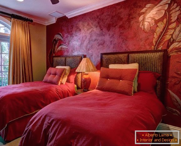 Rotes venetianisches Stuckfoto innerhalb des Schlafzimmers