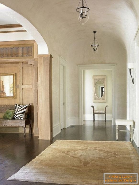 Luxuriöser venetianischer Stuck im Korridorfoto