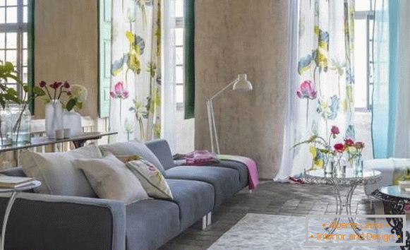Textilien und Blumen - das beste Frühlingsdekor für das Interieur