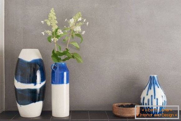 Stilvolle Vasen für die Innendekoration bis zum Frühling