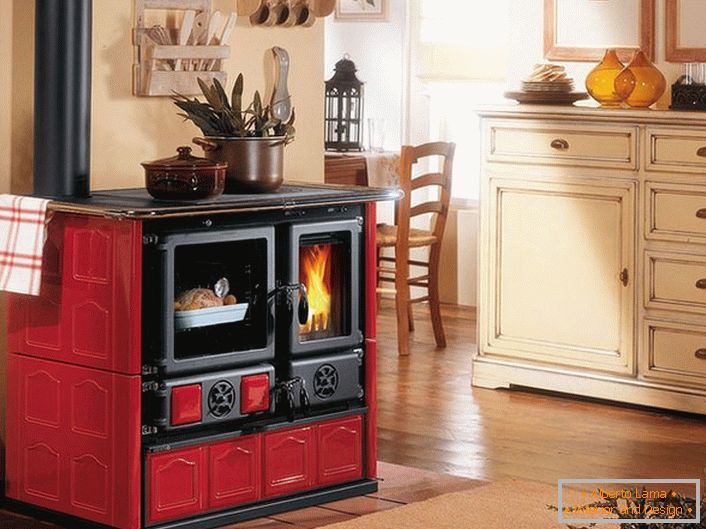 Der Kamin in roten und schwarzen Farben ist eine Dekoration der Küche im provenzalischen Stil.