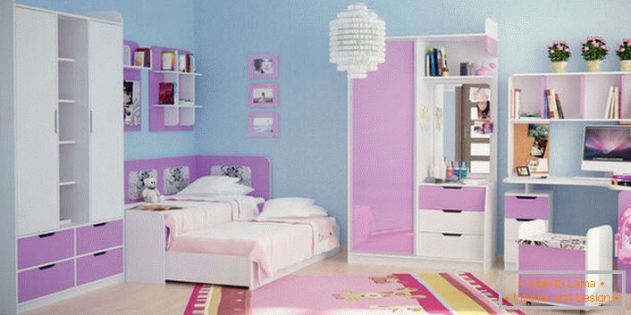 Hellrosa in Kombination mit Weiß eignet sich zum Dekorieren von modularen Möbeln für eine junge Dame. Die Fertigstellung der Wände in blauer Farbe konzentriert sich positiv auf das Möbel-Set.
