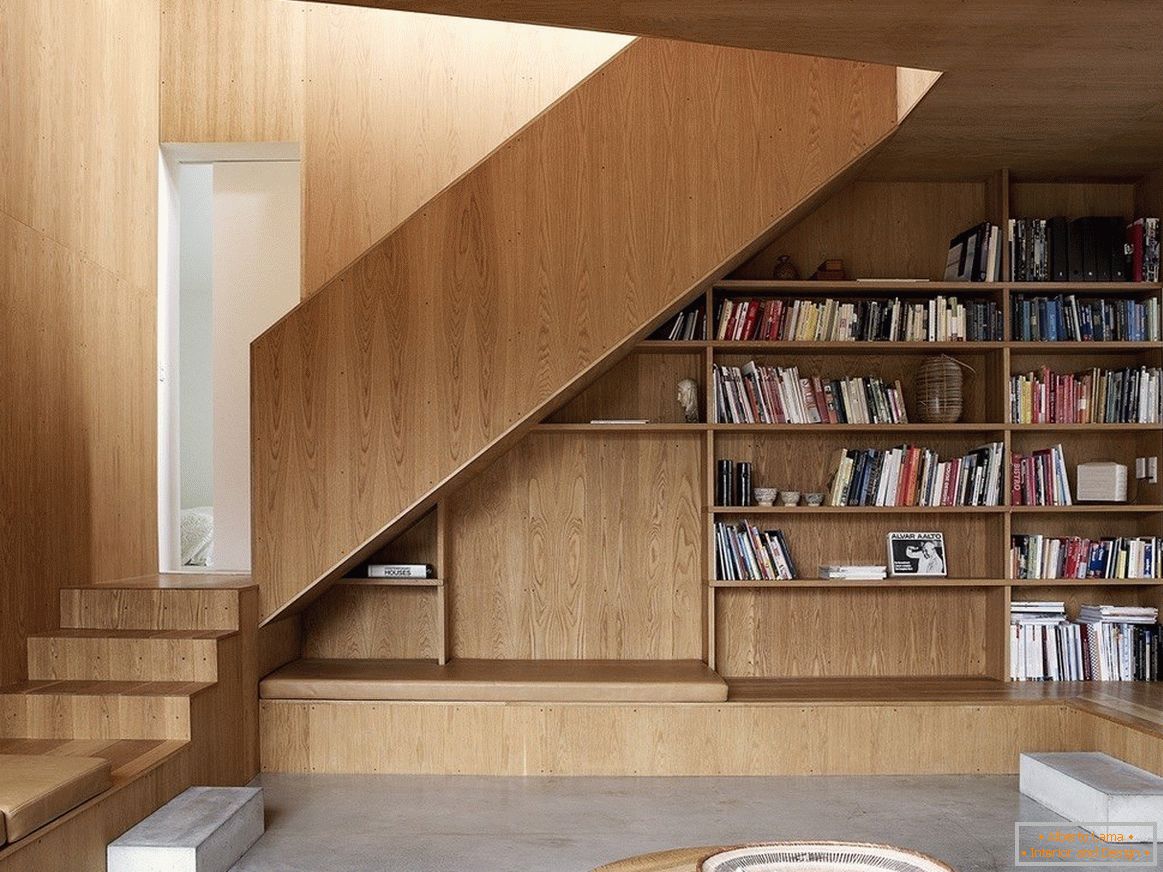 Bücherregale unter der Treppe