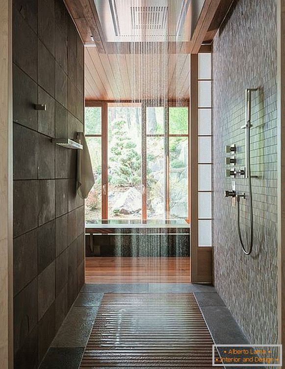 Moderne Dusche im Haus