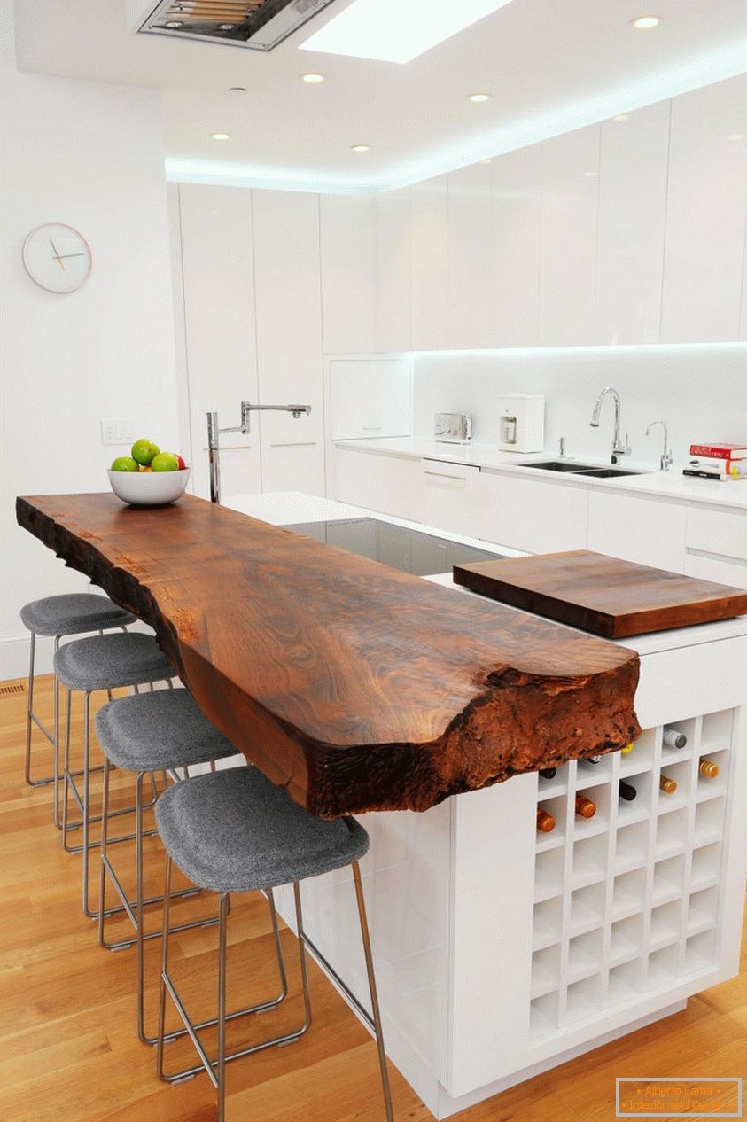 Moderne Küche in Weiß mit einer Massivholzplatte