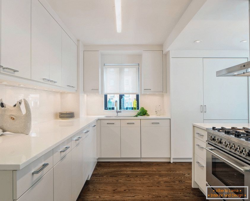Moderne Küche in weißen Tönen mit einem dunklen Boden und einer perfekt weißen Decke