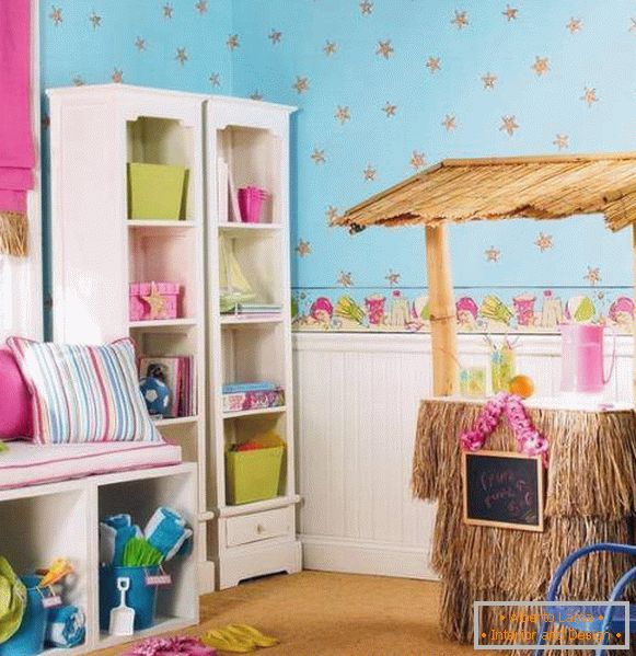 Rosa und blaue Tapeten und Tafeln an den Wänden im Kinderzimmer