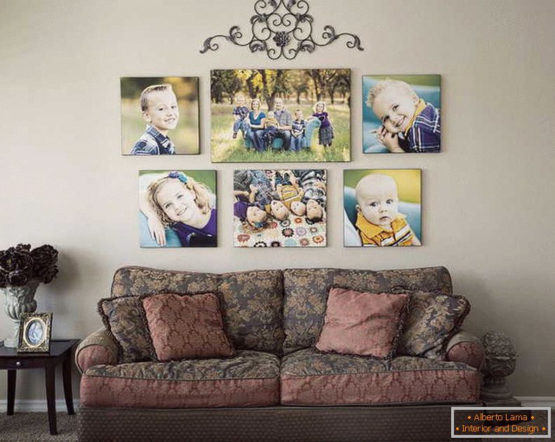 Familienfotos на стене в интерьере