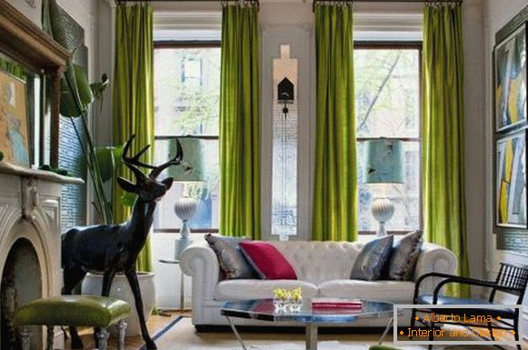 Hellgrüne Vorhänge im Design des Wohnzimmers