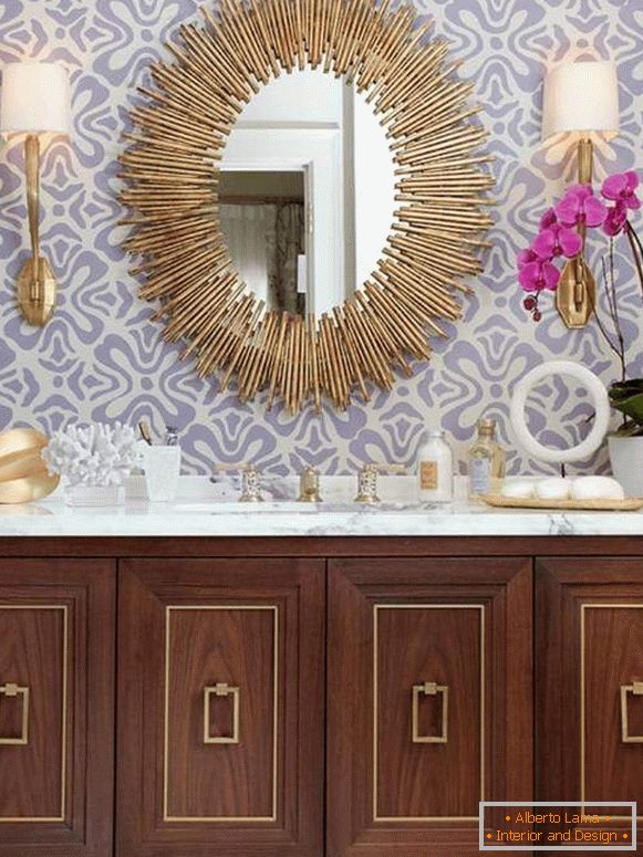 Schöner Spiegel im Badezimmerfoto