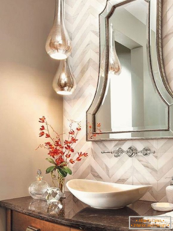 Klassischer Spiegel über dem Waschbecken im Badezimmer