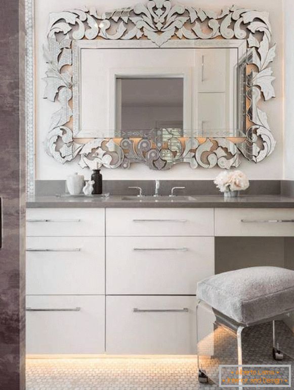 Dekorativer Spiegel im Badezimmerfotoentwurf
