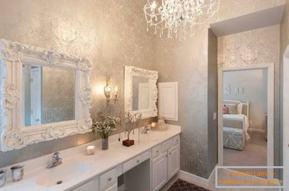 Klassische Badezimmerspiegel mit Stuckleisten