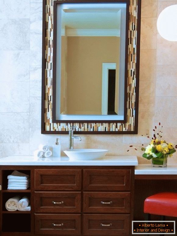 Moderner Spiegel im Badezimmerrahmen