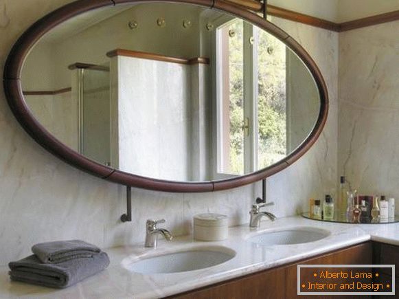 Großer ovaler Spiegel im Badezimmer