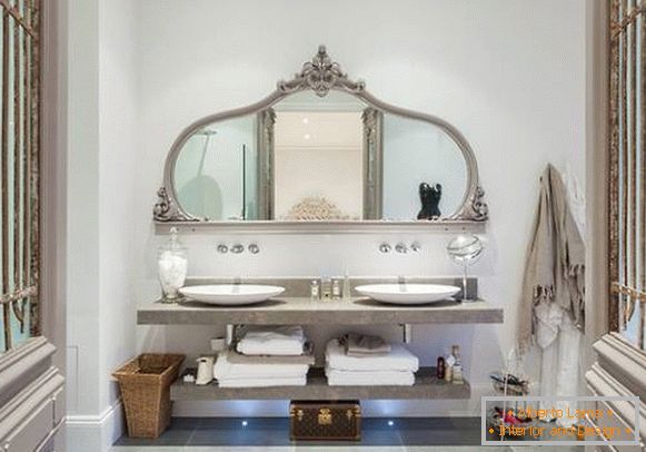 Eleganter großer Spiegel mit Regalen im Badezimmer