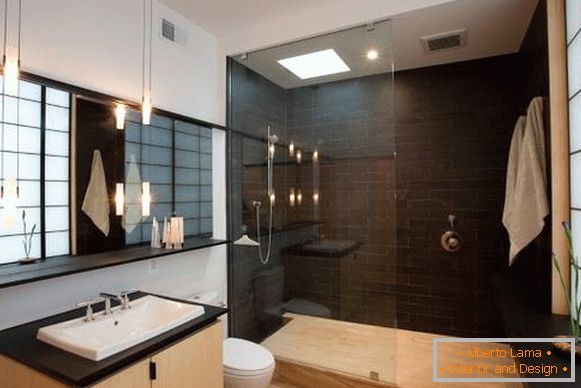 Stilvoller Spiegel im Badezimmer mit Regal