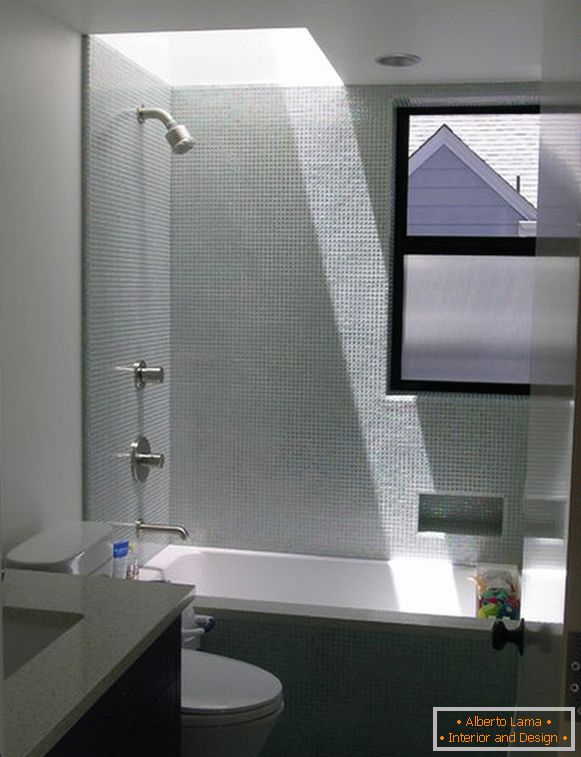 Eingebaute Dusche im kleinen Badezimmer