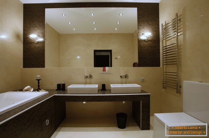 Das Badezimmer im minimalistischen Stil ist in hellen Beige- und Brauntönen gehalten. 