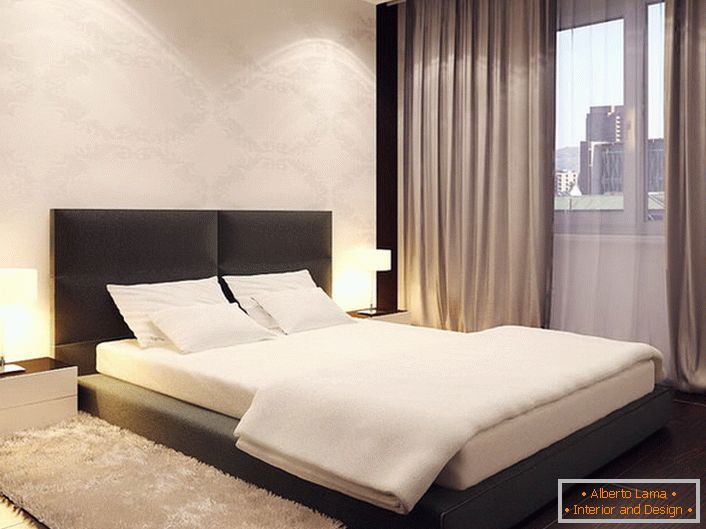 Das Bett im minimalistischen Stil ähnelt einem niedrigen Podium. Das hohe weiche Kopfteil macht das Design weicher und glatter.