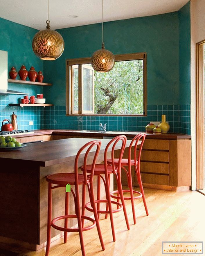 Türkise Wanddekoration in der Küche macht den Raum geräumiger. Lakonische, bescheidene Möbel fügen sich nahtlos in den Gesamtinneren im Stil des Eklektizismus ein.