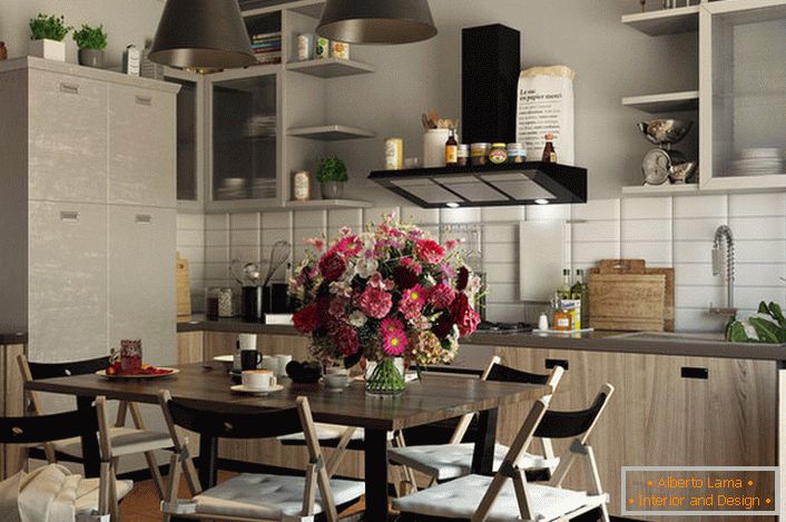 Die Küche ist im eklektischen Stil eingerichtet. Die Einfachheit und Bescheidenheit des Möbelsets wird durch Kompositionen aus Blumen ergänzt.