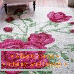 Teppich mit Rosen auf dem Boden