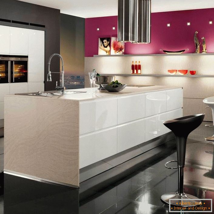 In einer großen Küche ist die Platzierung des Arbeitsbereiches in der Mitte des Raumes willkommen.